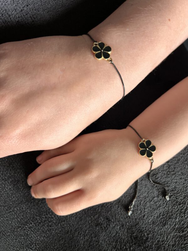 Armbandje zwartkleurig met zwarte bloem bedel