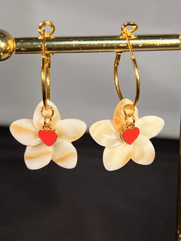 Natuurlijke Witte Schelp Hanger Bloemvormig Met rood hartje